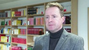 Harald Nowack von der Staatsanwaltschaft Rostock im NDR-Interview. © Screenshot 