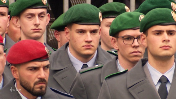 Neue Rekrutinnen und Rekruten der Bundeswehr. © Screenshot 