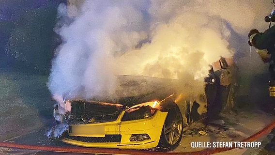 Brennendes Auto in Rostock. Mutmaßlich Brandstiftung. © Screenshot Foto: Stefan Tretropp