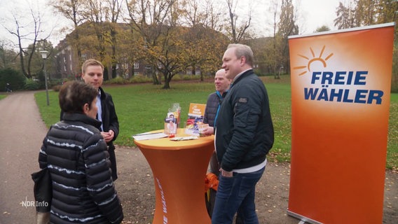 Ein Infostand der Partei "Freie Wähler" © Screenshot 