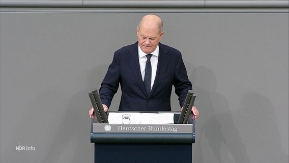 Bundeskanzler Olaf Scholz am Rednerpult im Bundestag © Screenshot 