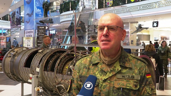 Oberstleutnant Ulrich Metzler vom Landeskommando MV bei einer Bundeswehr-Präsentation in Schwerin © Screenshot 