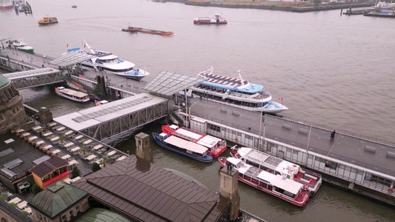 Fahrgastschiffe liegen an den Landungsbrücken im Hamburger Hafen. © Screenshot 