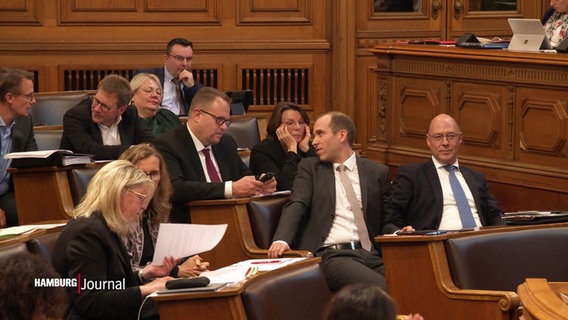 Bürgerschaftsabgeordnete sitzten bei der Versammlung im Rathaus. © Screenshot 