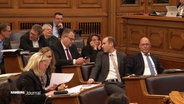 Bürgerschaftsabgeordnete sitzten bei der Versammlung im Rathaus. © Screenshot 