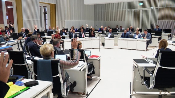 Der mecklenburgische Landtag beschließt gegen die Stimmen der AfD einen besonderen Schutz jüdischen Lebens. © Screenshot 