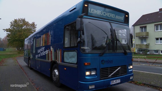 Der blaue Bücherbus von Fahrerin Ramona Schütt. © Screenshot 