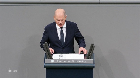 Bundeskanzler Olaf Scholz bei der Regierungserklärung im deutschen Bundestag. © Screenshot 