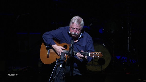 Wolf Biermann spielt auf der Gitarre. © Screenshot 