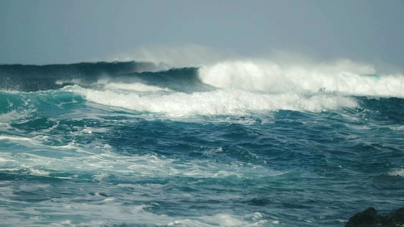 Große Wellen brechen im Meer. © Screenshot 