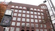 Die Außenfassade der Finanzbehörde am Gänsemarkt in Hamburg. © Screenshot 