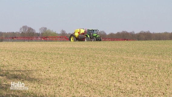 Ein Traktor versprüht Düngemittel auf einem Feld. © Screenshot 