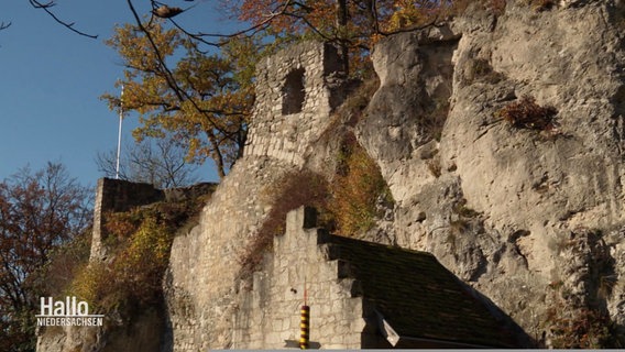 Blick auf eine in einen Felsen übergehende Burgruine © Screenshot 