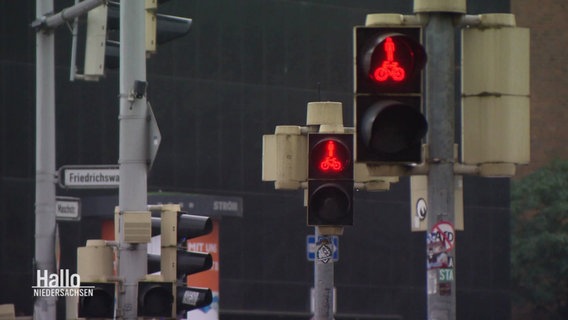 Zwei Fußgängerampeln sind auf Rot geschaltet. © Screenshot 