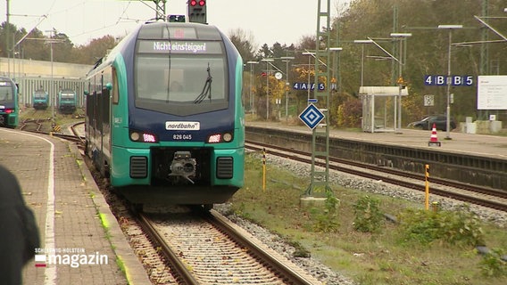 Ein Akkuzug fährt am Bahnhof ein. © Screenshot 