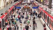 Blick auf einen stark vefüllten Bahnsteig des Hamburger Hauptbahnhofs © Screenshot 