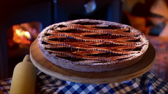 Ein Kuchen auf einem Präsentierteller. © Screenshot 