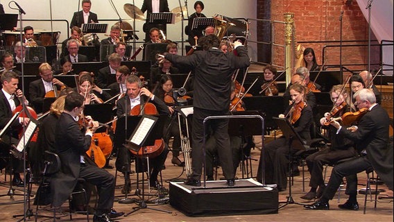 Cristian Măcelaru dirigiert das NDR Elbphilharmonie Orchester. © Screenshot 