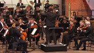 Cristian Măcelaru dirigiert das NDR Elbphilharmonie Orchester. © Screenshot 