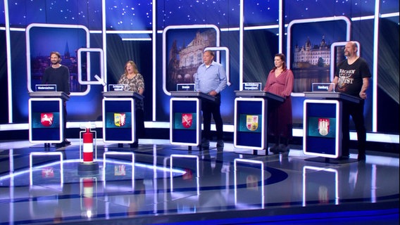 Die fünf Kandidatinnen und Kandidaten warten gespannt auf ihre Chance bei der NDR-Quizshow. © Screenshot 