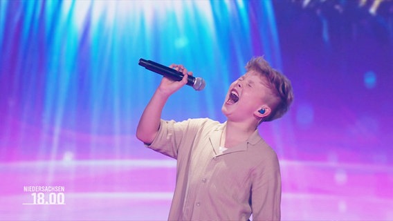 Bjarne singt beim Halbfinale des Junior-ESC in Madrid. © Screenshot 