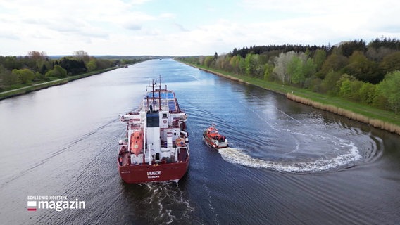 Ein Lotsenschiff und ein Containerschiff. © Screenshot 