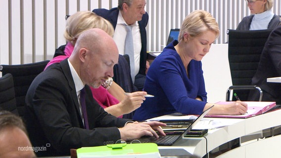 Ministerpräsidentin Manuela Schwesig sitzt neben zwei Politikern im Landtag. © Screenshot 