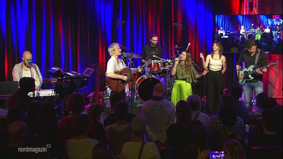 Joris Rose und Fräulein Frey stehen mit einer Band auf der Bühne. © Screenshot 