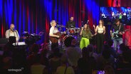 Joris Rose und Fräulein Frey stehen mit einer Band auf der Bühne. © Screenshot 