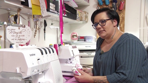 Stefanie Heinrichs-Iden an ihrem Arbeitsplatz mit Nähmaschine © Screenshot 