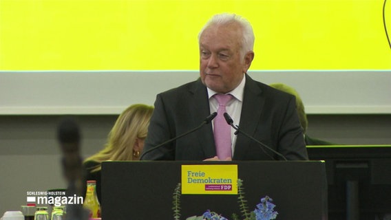 Wolfgang Kubicki am Rednerpult beim Landesparteitag der FDP in Schleswig-Holstein. © Screenshot 