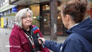 Eine Frau wird von einer Straßenreporterin interviewt. © Screenshot 