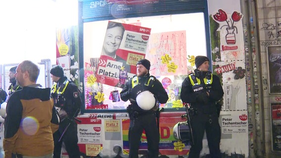 Polizisten stehen vor einem SPD-Abgeordnetenbüro in Hamburg-St. Pauli. © TV Newskontor 