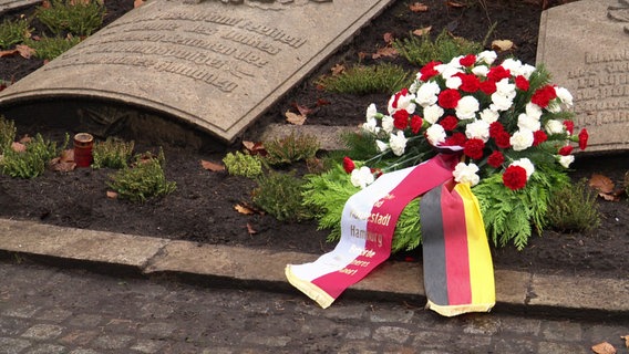 Ein niedergelegter Kranz am Volkstrauertag in Hamburg. © Screenshot 