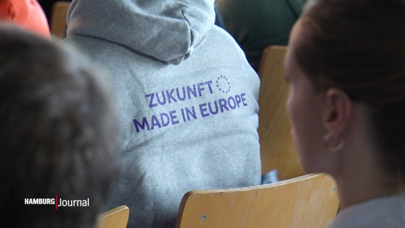 Jemand trägt einen grauen Pulli mit der violetten Aufschrift: Zukunft made in Europe. © Screenshot 