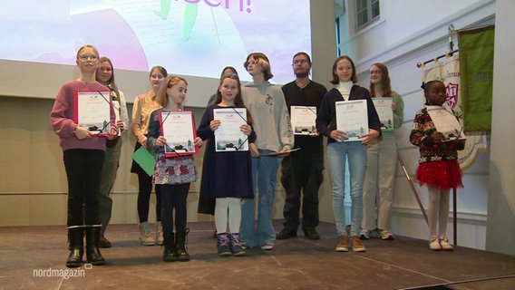 Die Gewinnerinnen und Gewinner des Kinder- und Jugendliteraturpreis des Landes mit Urkunden in der Hand © Screenshot 