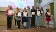 Die Gewinnerinnen und Gewinner des Kinder- und Jugendliteraturpreis des Landes mit Urkunden in der Hand © Screenshot 