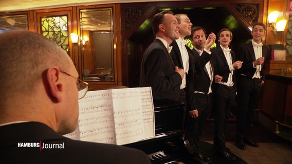 Die Comedian Harmonists werden von einnem Piano begleitet. © Screenshot 