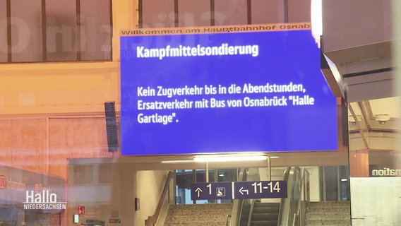 Wegen Bombenentschärfungen fällt der Zugverkehr aus, darauf weist eine digitale Anzeigetafel am Bahnhof hin. © Screenshot 