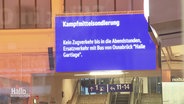 Wegen Bombenentschärfungen fällt der Zugverkehr aus, darauf weist eine digitale Anzeigetafel am Bahnhof hin. © Screenshot 