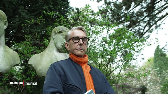 Modeschöpfer Wolfgang Joop mit orangem Strickpullover und dunkelblauer Jacke. © Screenshot 