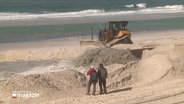 Am Strand von Sylt wird Sand gebaggert und verteilt. Im Hintergrund das Meer. © Screenshot 