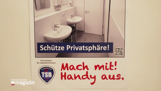 Plakat des TSB Flensburg: Ein Foto von Waschbecken, dazu die Überschrift "Schütze Privatsphäre! - Mach mit! Handy aus." © Screenshot 