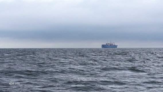 Ein Schiff fährt auf der Ostsee. © Screenshot 