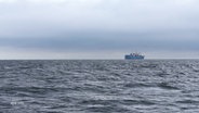 Ein Schiff fährt auf der Ostsee. © Screenshot 