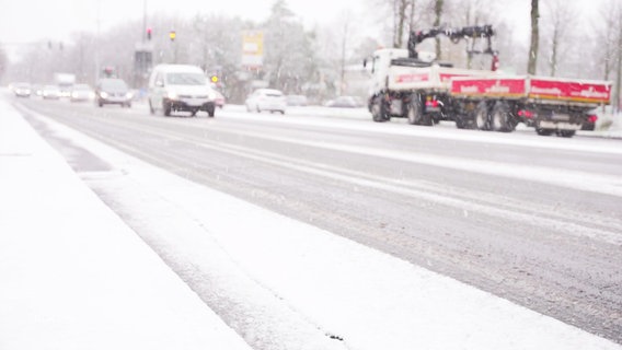 Autos fahren auf einer verschneiten Straße. © Screenshot 