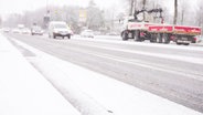 Autos fahren auf einer verschneiten Straße. © Screenshot 