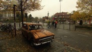 Ein ukrainisches Autowrack steht an einer Straße in Osnabrück. © Screenshot 