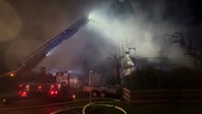 Einsatzkräte der Feuerwehr löschen einen Brand. © Screenshot 