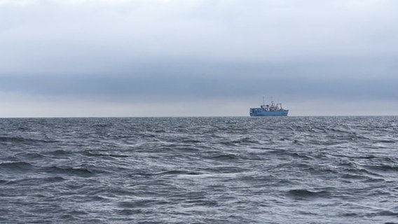 Ein Schiff fährt auf der Ostsee. © Screenshot 